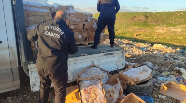Eyyübiye'de 2 ton kokmuş tavuk eti imha edildi