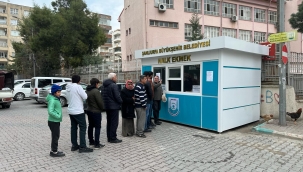 Şanlıurfa'da Mahallesi'ne halk ekmek büfesi kuran muhtar ilk gün ekmekleri halka bedava dağıttı 