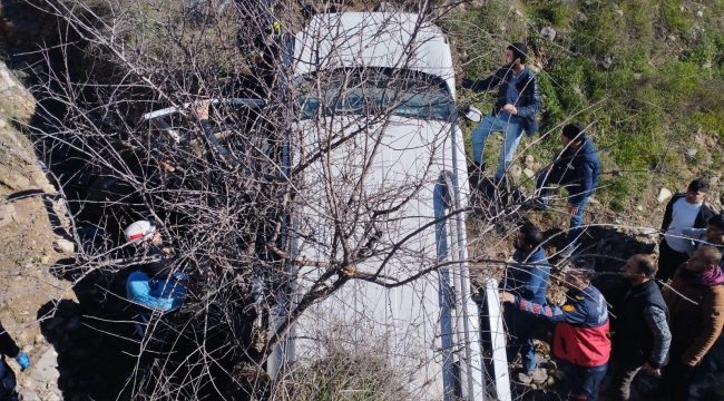 Şanlıurfa'da otomobil şarampole yuvarlandı