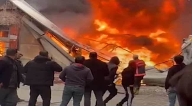 Şanlıurfa'da sünger deposunda yangın