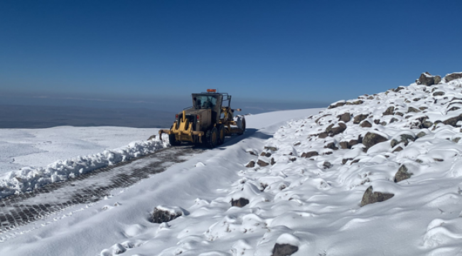 Siverek'te kar 'dan kapanan yollar açıldı