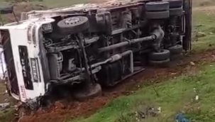 Suruç'ta tekstil malzemesi yüklü kamyon devrildi