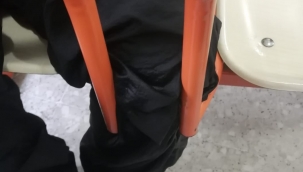 Urfa'da öğrencinin ayağı sıraya sıkıştı 