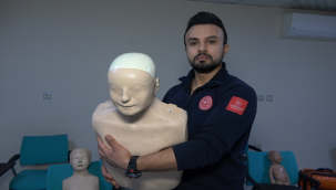 Yetişkinlerde Hemlich manevrası nasıl yapılır