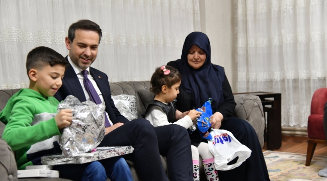 Bakan Bayraktar'dan Urfa'daki depremzede aileye ziyaret