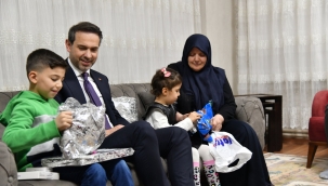Bakan Bayraktar'dan Urfa'daki depremzede aileye ziyaret