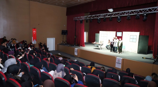 Karaköprü'de boykotun önemini anlatan tiyatro oyunu sahnelendi 