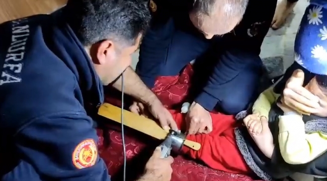Küçük çocuğun ayağı öyle bir yere  sıkıştı ki!