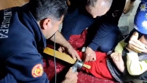 Küçük çocuğun ayağı öyle bir yere  sıkıştı ki!