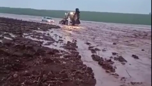 Şanlıurfa'da otomobil selde mahsur kaldı 