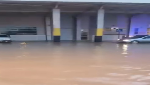 Şanlıurfa'da sağanak yağış hastane bahçesine göle çevirdi