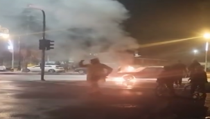 Şanlıurfa'da seyir halindeki araç alev aldı