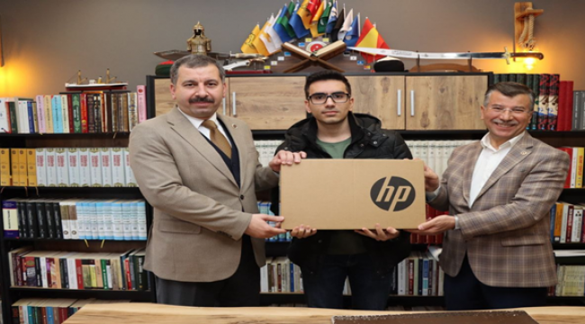 Başkan Baydilli'den Online sınavda başarılı olan öğrencilere ödül