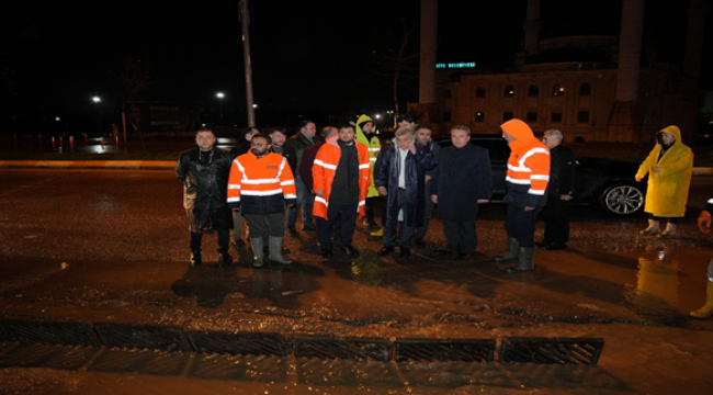 Başkan Beyazgül'den Gece Yarısı Sahada Yağış İncelemesi