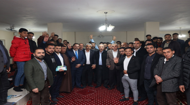 Başkan Beyazgül ve Seydi Eyyüpoğlu AK Parti'ye geçen ailenin rozetlerini taktı