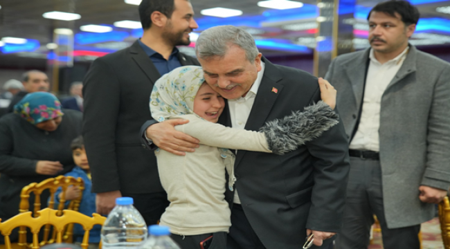 Başkan Beyazgül ve TBMM Başkanvekili Bozdağ ilk iftarı depremzedelerle yaptı
