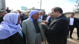 Başkan Canpolat, Ak Parti'ye katılan vatandaşların rozetini taktı