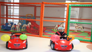 Çocuklar ameliyat korkularını akülü araba ile eğlenceye dönüştürdü