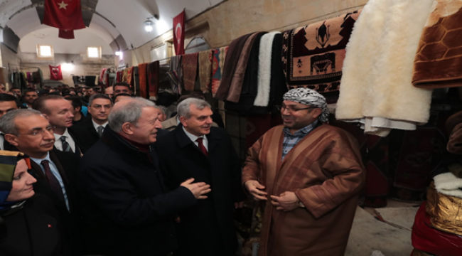 Hulusi Akar ve Başkan Beyazgül Tarihi Hanlar Bölgesinde Esnafları Ziyaret Etti