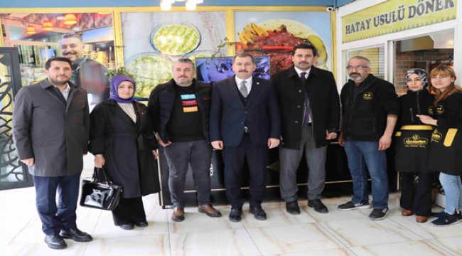 Karaköprü'de vatandaşlar Başkan Baydilli'yi bağrına basıyor