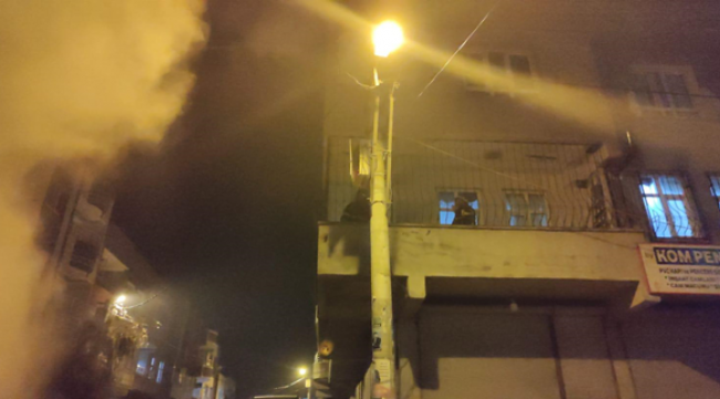 Şanlıurfa'da elektrik direğinde çıkan yangın meskene sıçradı