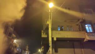 Şanlıurfa'da elektrik direğinde çıkan yangın meskene sıçradı