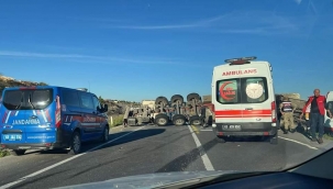 Şanlıurfa'da tır devrildi 