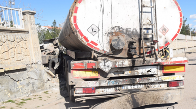 Şanlıurfa'da tır otomobil çaptı, 1 ölü, 2 yaralı