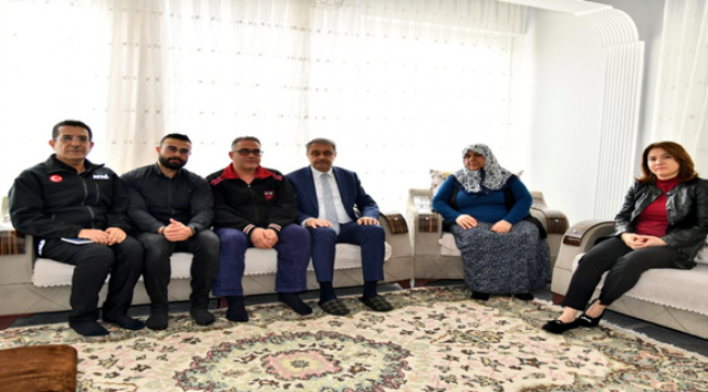 Vali Şıldak, selde hayatını kaybeden Sabuncu ve Bayaslan ailelerini ziyaret etti