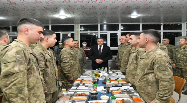 Vali Şıldak, Sınırda görevli askerlerle iftar yaptı