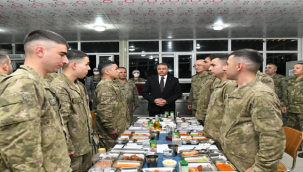 Vali Şıldak, Sınırda görevli askerlerle iftar yaptı