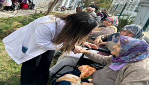 Yaşlılara saz çalınıp Türküler söylendi