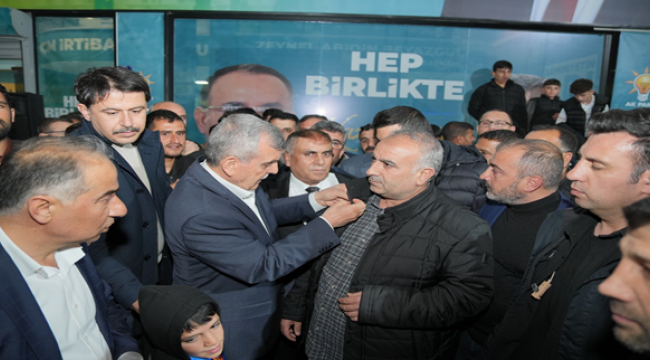 Yeniden Refah Partisinden AK Parti'ye Geçen 39 Kişiye Rozetlerini Başkan Beyazgül Taktı