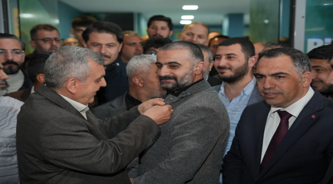 Yeniden Refah'tan Ayrılan Gruba Ak Parti Rozetlerini Başkan Beyazgül taktı