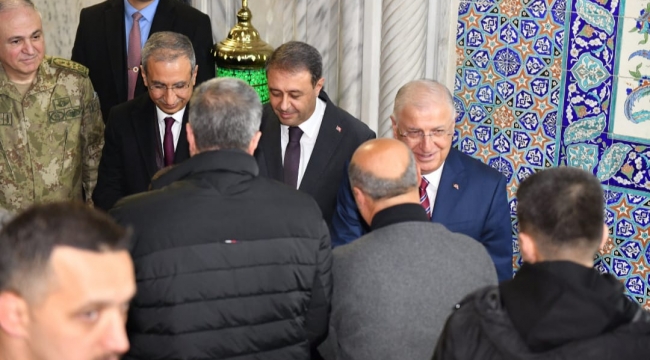 Bakan Yaşar Güler bayram namazını Balıklıgöl'de kıldı