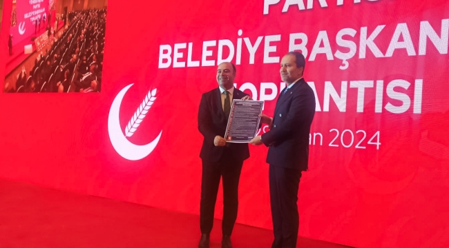 Başkan Çiftçi, Dr. Fatih Erbakan'ın elinden  "Ahlaklı Belediyecilik Protokolü" belgesini teslim aldı