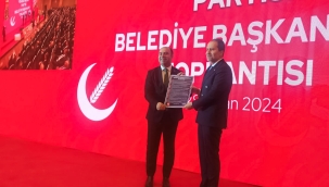 Başkan Çiftçi, Dr. Fatih Erbakan'ın elinden  "Ahlaklı Belediyecilik Protokolü" belgesini teslim aldı