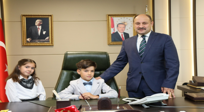 Başkan Gülpınar, 23 Nisan'da koltuğunu minik öğrencilere devretti