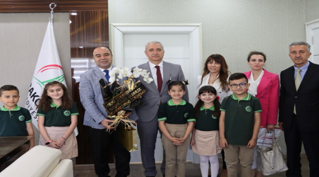 Başkan Nihat Çiftçi makamını çocuklara devretti