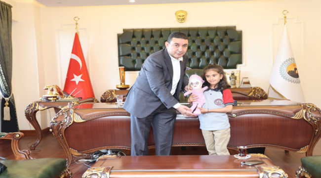 Başkan Özyavuz Koltuğunu Minik Melek'e Devretti
