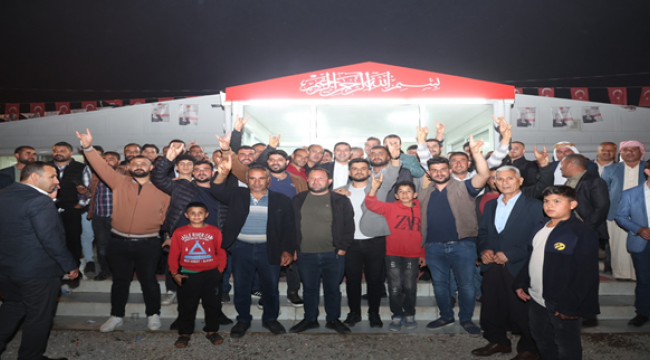 Başkan Özyavuz tebrikleri kabul ediyor