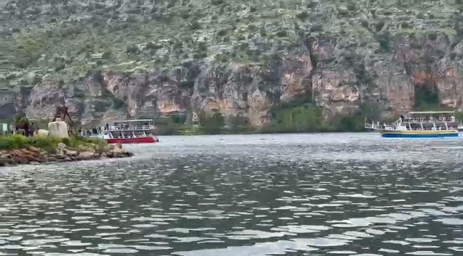 Fırat'ta iki tekne kafa kafaya çarpıştı