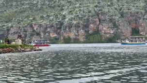 Fırat'ta iki tekne kafa kafaya çarpıştı