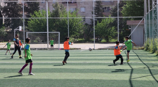Haliliye'de futbol okulunda yetenekli gençler yetişiyor