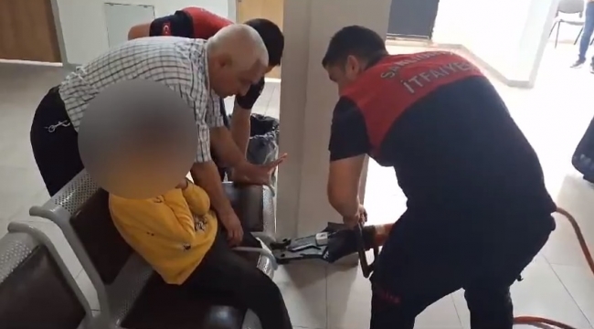 Haliliye'de küçük çocuğun ayağı demir sandalyeye sıkıştı