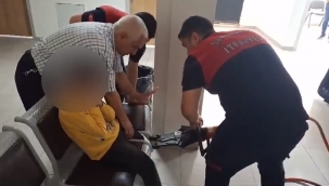 Haliliye'de küçük çocuğun ayağı demir sandalyeye sıkıştı