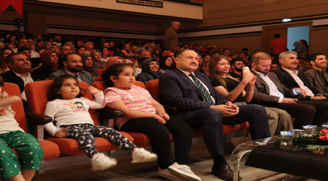 Sıradan sıra dışı hikâyeler adlı tiyatro gösterimi izleyenlerden tam not aldı