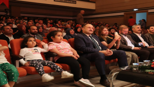 Sıradan sıra dışı hikâyeler adlı tiyatro gösterimi izleyenlerden tam not aldı