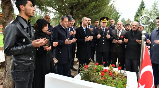 Vali Hasan Şıldak, Şehitlik ziyaretinde 