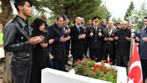 Vali Hasan Şıldak, Şehitlik ziyaretinde 